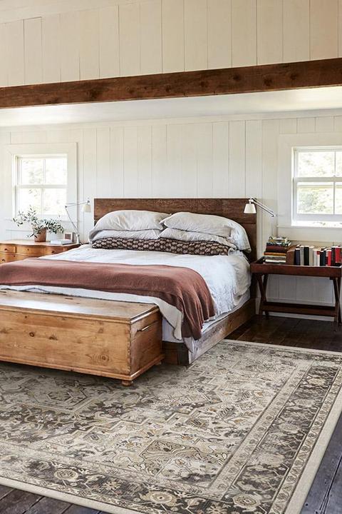 What Size Rug To Go Under Queen Bed - Learn Methods